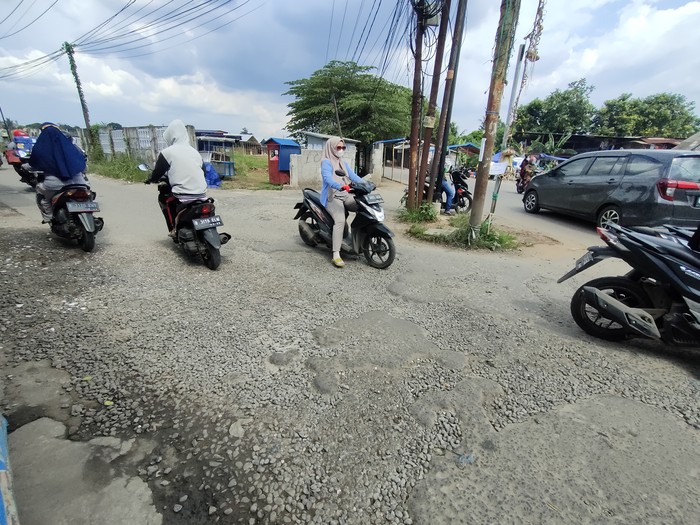 Kondisi jalanan di Cipayung, Depok, mengarah ke Stasiun Citayam (Dwi-detikcom)