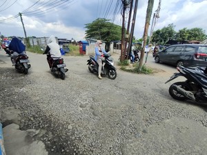 Warga Keluhkan Jalan di Cipayung Depok Arah Stasiun Citayam Rusak
