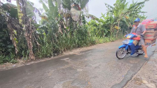 Kondisi jalanan di Cipayung, Depok, mengarah ke Stasiun Citayam (Dwi-detikcom)