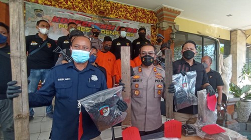 Konferensi pers pengungkapan kasus pembunuhan pria yang ditemukan tewas di selokan Jalan Pidada I, Denpasar.