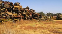 Situs ini ini terlihat kumuh, karena semua tank ditumpuk-tumpuk tak beraturan. Bahkan mobil, dan kendaraan bekas lainnya ikut ditumpuk di sini. (Getty Images/iStockphoto)