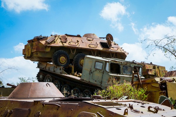 Setelah perang, tentara Eritrea mengumpulkan semua perangkat keras militer dan menumpuknya di satu tempat, jadila kuburan tank. (Getty Images/iStockphoto)