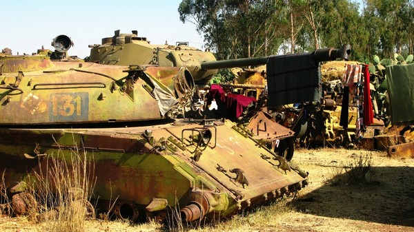 Yang uniknya lagi, tak sedikit warga yang menjadikan tank ini sebagai tempat jemuran baju. (Getty Images/iStockphoto)