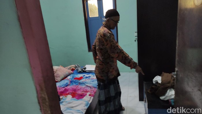 Lansia korban pencurian di Kota Malang Rondi di etalase tokonya