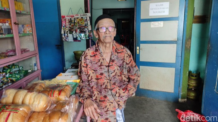 Lansia korban pencurian di Kota Malang Rondi di etalase tokonya