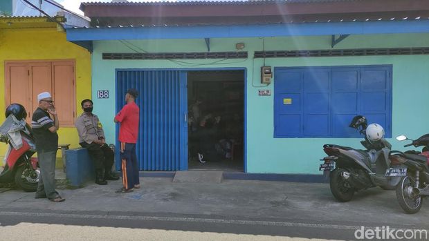 Lansia korban pencurian di Kota Malang Rondi di etalase tokonya