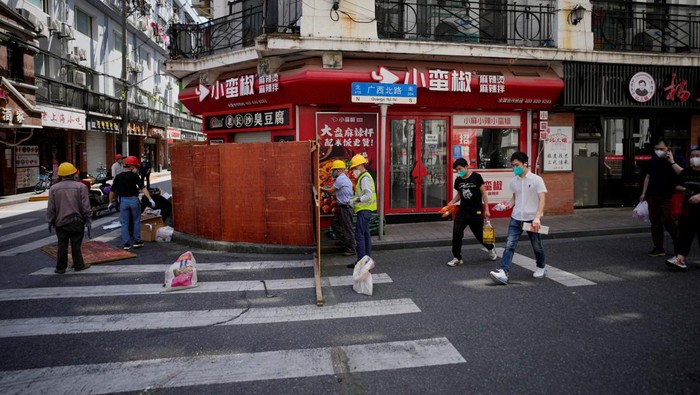 Lockdown Dilonggarkan, Warga Bongkar Pagar Pembatas di Shanghai Shanghai mulai kembali hidup normal usai lockdown di wilayah itu dilonggarkan. Pagar pembatas yang sebelumnya di pasang di sisi-sisi jalan kini mulai dibongkar.