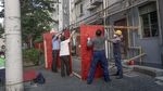 Ramai-ramai Bongkar Pagar Pembatas Usai Shanghai Perlonggar Lockdown