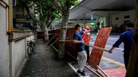 Seiring dengan pelonggaran lockdown yang memungkinkan warga beraktivitas di luar rumah membuat pagar-pagar pembatas yang ada di sisi jalan kawasan Shanghai kini dibongkar.