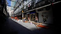 Dibongkarnya pagar pembatas itu memungkinkan toko-toko yang sebelumnya tertutup barier dapat kembali beroperasi saat aturan lockdown dilonggarkan di wilayah Shanghai.