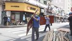 Ramai-ramai Bongkar Pagar Pembatas Usai Shanghai Perlonggar Lockdown