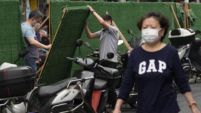 Lockdown Dilonggarkan, Warga Bongkar Pagar Pembatas di Shanghai Shanghai mulai kembali hidup normal usai lockdown di wilayah itu dilonggarkan. Pagar pembatas yang sebelumnya di pasang di sisi-sisi jalan kini mulai dibongkar.