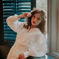 Dalam video perayaan ulang tahun Afgan pada 27 Mei 2022, Malika tampak memberikan kejutan sambil membawa kue ulang tahun untuk Afgan. Keduanya terlihat mesra di depan Rossa. Video tersebut pun langsung viral di media sosial. Foto: Instagram/@malika.bstr