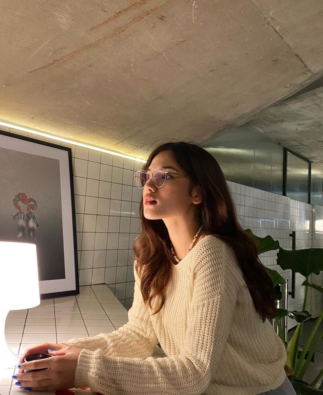 Penyanyi Afgansyah Reza belakangan kembali menjadi perbincangan usai terlihat merangkul mesra seorang wanita di hari ulang tahunnya. Setelah ditelusuri wanita tersebut rupanya bernama Malika Bestari. Foto: Instagram/@malika.bstr