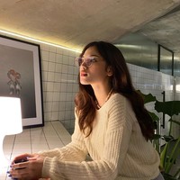 Penyanyi Afgansyah Reza belakangan kembali menjadi perbincangan usai terlihat merangkul mesra seorang wanita di hari ulang tahunnya. Setelah ditelusuri wanita tersebut rupanya bernama Malika Bestari. Foto: Instagram/@malika.bstr