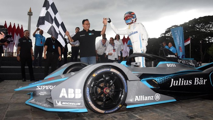 Pembalap tim Mercedes-EQ Formula E Nyck De Vries melakukan aksi 
