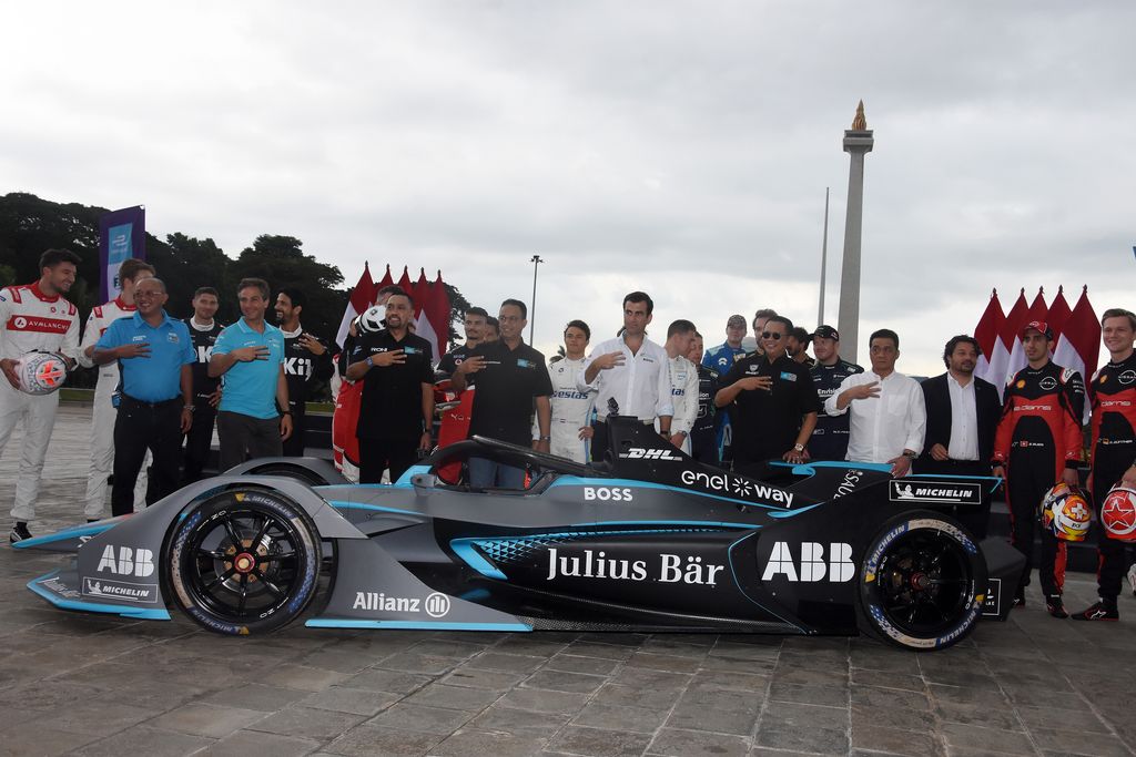 Pembalap tim Mercedes-EQ Formula E Nyck De Vries melakukan aksi 