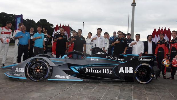 Pembalap tim Mercedes-EQ Formula E Nyck De Vries melakukan aksi 