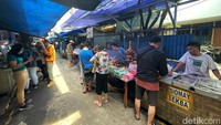 Sisi kiri dan kanan gang ini dipenuhi oleh para penjual makanan. Kuliner yang hadir di Petak Sembilan sangat beragam. Mayoritas dari pedagang menjual aneka penganan berbahan dasar babi. Mulai dari siomay, bakso, hingga sekba atau hidangan jeroan babi khas China Selatan. 