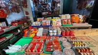Selain itu, travelers juga dapat menemui beragam makanan tradisional khas Tionghoa di Petak Sembilan. Biasanya aneka kue dan camilan tradisional khas ini menjadi buruan utama ketika menjelang Imlek.