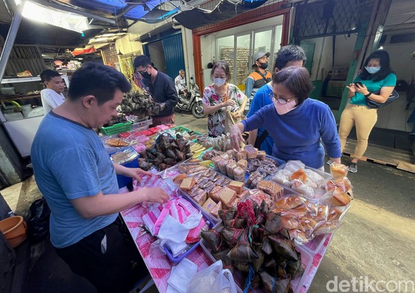 Namun, selain makanan-makanan bernuansa Tionghoa, Petak Sembilan juga menawarkan makanan-makanan lain yang umumnya ditemui di pasar-pasar tradisional. Seperti aneka kue basah dan roti-rotian. 