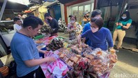 Namun, selain makanan-makanan bernuansa Tionghoa, Petak Sembilan juga menawarkan makanan-makanan lain yang umumnya ditemui di pasar-pasar tradisional. Seperti aneka kue basah dan roti-rotian. 