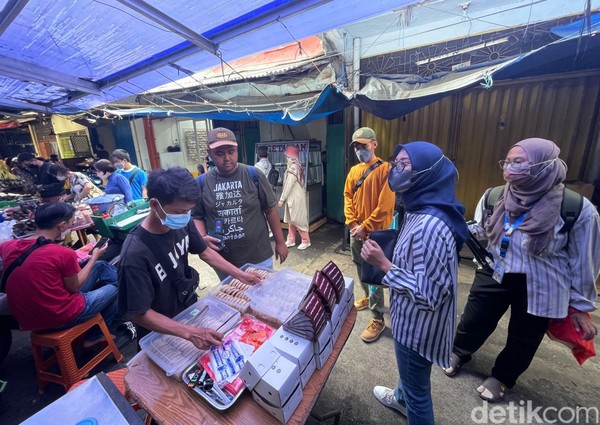 Bagi travelers yang tidak bisa mencoba penganan dengan babi, Petak Sembilan juga memiliki pedagang yang menjual menu-menu khusus untuk vegetarian. Warung vegetarian ini terletak tepat di sebrang penjual bakpia. Warung ini menawarkan beragam menu mulai dari ‘rendang’, ‘ayam’ asam manis, sate, dan masih banyak lagi. Menu-menu ini umumnya terbuat dari tahu, gluten, dan protein nabati. Bagi travelers yang tidak bisa mencoba penganan dengan babi, Petak Sembilan juga memiliki pedagang yang menjual menu-menu khusus untuk vegetarian. Warung vegetarian ini terletak tepat di sebrang penjual bakpia. Warung ini menawarkan beragam menu mulai dari ‘rendang’, ‘ayam’ asam manis, sate, dan masih banyak lagi. Menu-menu ini umumnya terbuat dari tahu, gluten, dan protein nabati.Â