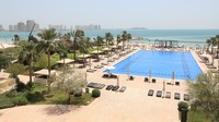 Selain lapangan latihan, juga terdapat kolam renang yang cukup besar di hotel tempat peserta Piala Dunia Qatar 2022 menginap.