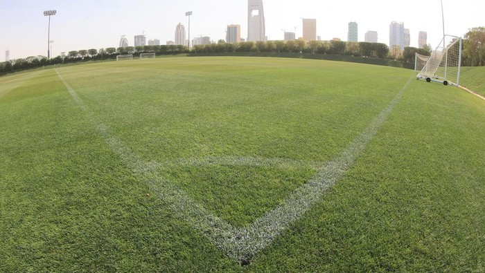 Mengintip Fasilitas Latihan dan Hotel Tim Piala Dunia Qatar 2022 Soccer Football - 2022 Qatar World Cup Training Facilities and Hotels - Doha, Qatar - May 30, 2022 General view of a training pitch ahead of the 2022 Qatar World Cup REUTERS/Mohammed Dabbous