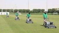 Sejumlah pekerja tengah melakukan perawatan rumput lapangan yang akan digunakan peserta Piala Dunia Qatar 2022.