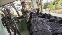 Anggota TNI Angkatan Darat yang bertugas di Satuan Tugas Pengamanan Perbatasan (Satgas Pamtas) Republik Indonesia-Republik Demokratis Timor Leste Yonif 743/PSY ini mengamankan 39 pos perbatasan yang terdiri 20 pos di sektor timur dan 19 pos di sektor barat.
