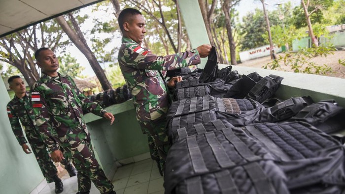 MERAJUT DAMAI DI PERBATASAN Personel Satgas Pamtas RI-Republik Demokrasi Timor Leste (RDTL) dari satuan Yonif 743/PSY menunjukkan peta operasi Pos Salore di Pos Salore, Desa Tulakadi, Kabupaten Belu, NTT.