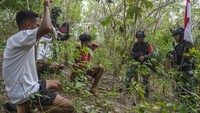Kabupaten Kupang dan Kabupaten TTU dengan Distrik Oecussi (Timor Leste) dengan panjang batas sepanjang 119,7 km sedangkan Kabupaten Belu dan Kabupaten Malaka memiliki panjang batas 149,1 km.
