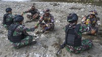 Tak jarang pasukan penjaga bertemu ketika sedang berpatroli. Hangatnya suasana kekeluargaan terpancar dari aktivitas para patriot perbatasan itu.