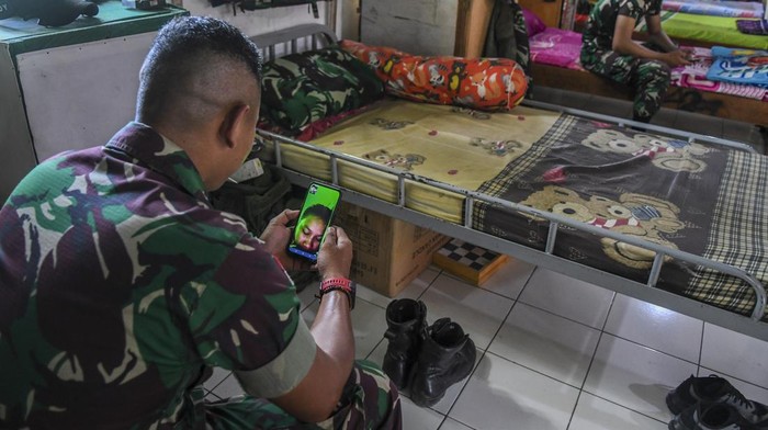 MERAJUT DAMAI DI PERBATASAN Personel Satgas Pamtas RI-Republik Demokrasi Timor Leste (RDTL) dari satuan Yonif 743/PSY menunjukkan peta operasi Pos Salore di Pos Salore, Desa Tulakadi, Kabupaten Belu, NTT.