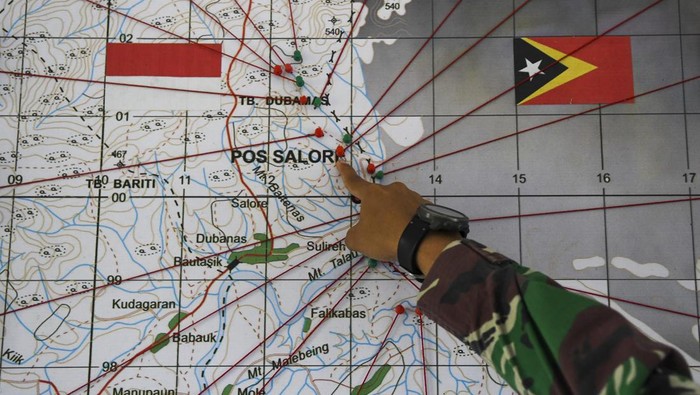 Personel Satgas Pamtas RI-Republik Demokrasi Timor Leste (RDTL) dari satuan Yonif 743/PSY menunjukkan peta operasi Pos Salore di Pos Salore, Desa Tulakadi, Kabupaten Belu, NTT.