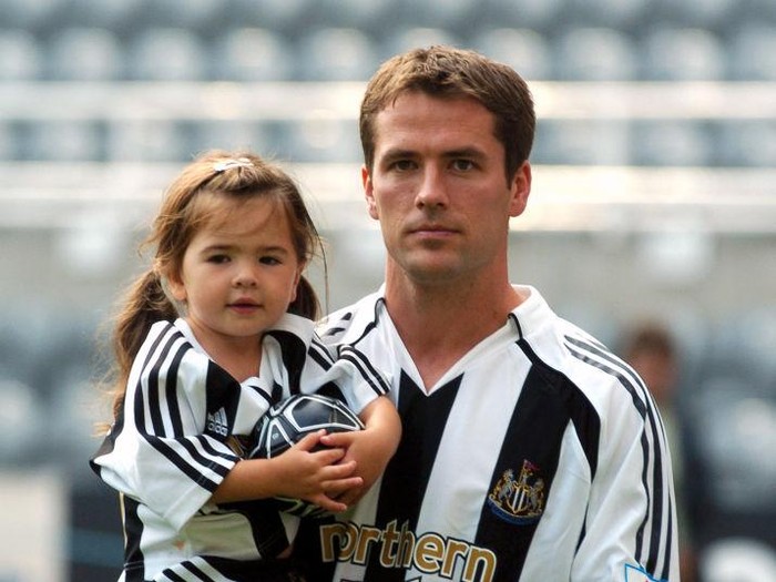 Newcastle United's new signing Michael Owen with his daughter Gemma  (Photo by John Walton - PA Images via Getty Images)