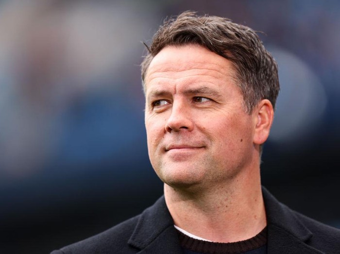 MANCHESTER, ENGLAND - APRIL 10: Michael Owen presenting during the Premier League match between Manchester City and Liverpool at Etihad Stadium on April 10, 2022 in Manchester, United Kingdom. (Photo by Robbie Jay Barratt - AMA/Getty Images)