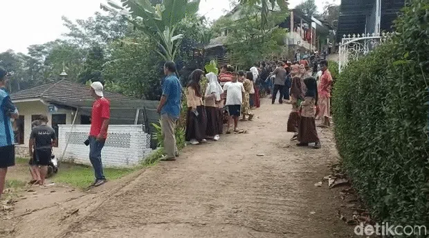 Mobil pikap nyangkut di atap masjid di Sukabumi.