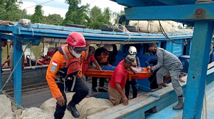 Momen Bakamla RI Evakuasi Nelayan yang Keracunan Gas Freon AC Personel SPKKL Sambas yang tergabung dalam Tim SAR gabungan evakuasi 2 nelayan di perairan Bayung, Kab. Sambas. Dua nelayan itu keracunan gas freon AC kapal.