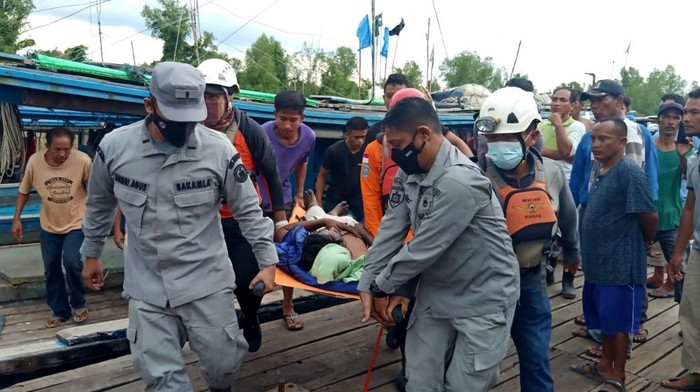 Personel SPKKL Sambas yang tergabung dalam Tim SAR gabungan evakuasi 2 nelayan di perairan Bayung, Kab. Sambas. Dua nelayan itu keracunan gas freon AC kapal.