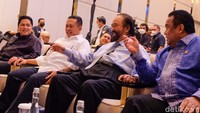 (Kiri-kanan) Menteri BUMN Erick Thohir, Ketua MPR Bamsoet, Ketum DPP NasDem Surya Paloh, dan Wakil Ketua DPR Fraksi NasDem Rachmat Gobel berbincang sebelum pembukaan Silatnas di NasDem Tower, Jl RP Soeroso, Menteng, Jakarta Pusat, Kamis (2/6/2022).
