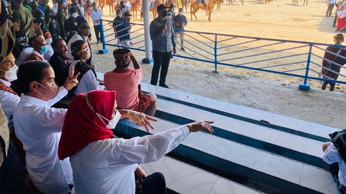 Momen Jokowi-Iriana nonton pacuan kuda di Sumba Timur
