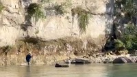 Ridwan Kamil turun langsung di bantaran Sungai Aare untuk mencari Eril (Foto: Istimewa)