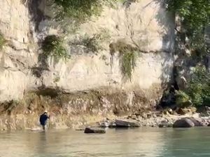 Video: Momen Mengharukan, Ridwan Kamil Susuri Sungai Mencari Eril