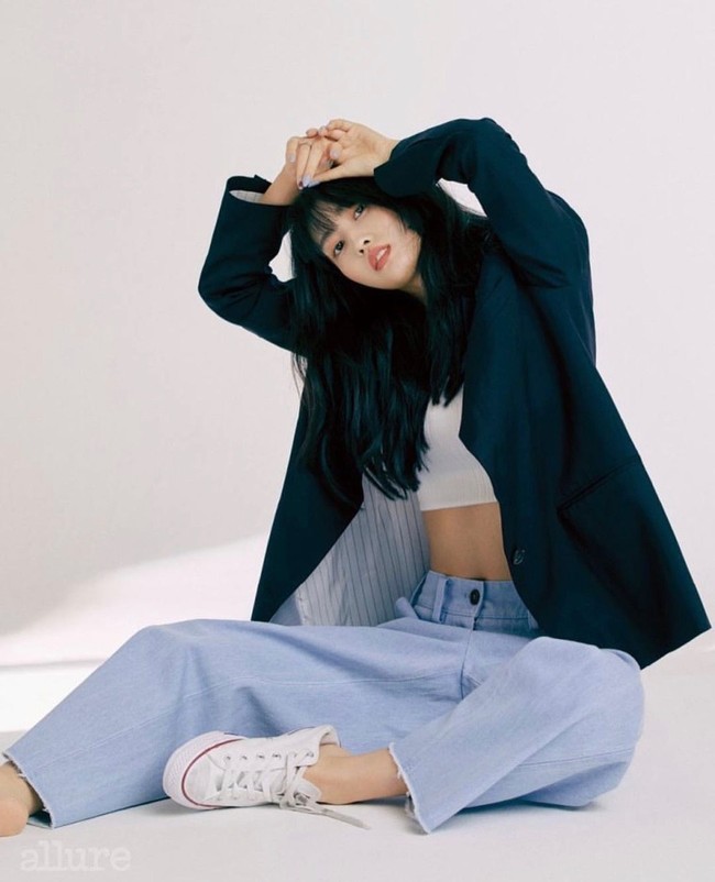 Lewat siaran langsung VLIVE, Momo TWICE menceritakan pengalaman diet ekstremnya yang diminta menurunkan 7 kg sebelum debut. Dia akhirnya hanya makan es batu selama seminggu dan rutin ngegym. Namun kini pemilik tinggi badan 163 cm dan berat badan 48,5 kg itu menjaga pola makannya dan sering melakukan squat. Foto: dok. Allure