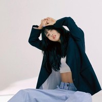 Lewat siaran langsung VLIVE, Momo TWICE menceritakan pengalaman diet ekstremnya yang diminta menurunkan 7 kg sebelum debut. Dia akhirnya hanya makan es batu selama seminggu dan rutin ngegym. Namun kini pemilik tinggi badan 163 cm dan berat badan 48,5 kg itu menjaga pola makannya dan sering melakukan squat. Foto: dok. Allure
