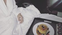 Ini adalah momen lain Natasha Bassett saat menikmati pancake. Pancake dengan topping buah berry ini dijadikan sebagai menu sarapan. Foto: Instagram @natashabassett