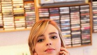 Pose Natasha Bassett saat nongkrong ini juga ramai dikomentari netizen. Kala itu Natasha Bassett memesan minuman yang disajikan dengan aneka topping. Foto: Instagram @natashabassett