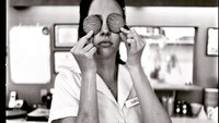 Menikmati cookies, Natasha Bassett berpose sambil memainkan dua buah cookie yang diarahkan ke bagian dua matanya seperti ini. Foto: Instagram @natashabassett